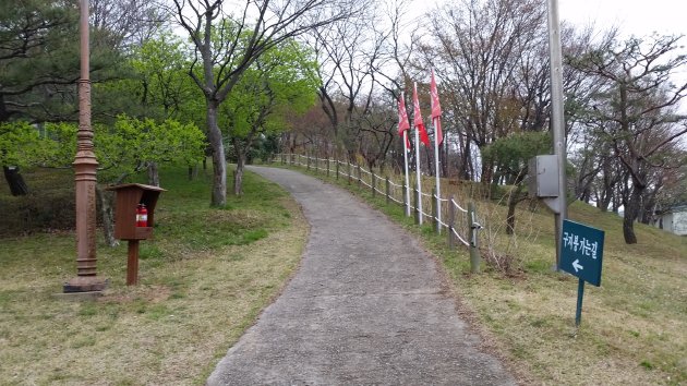 国立金海博物館の裏側にある亀旨峰へとつながる散策路